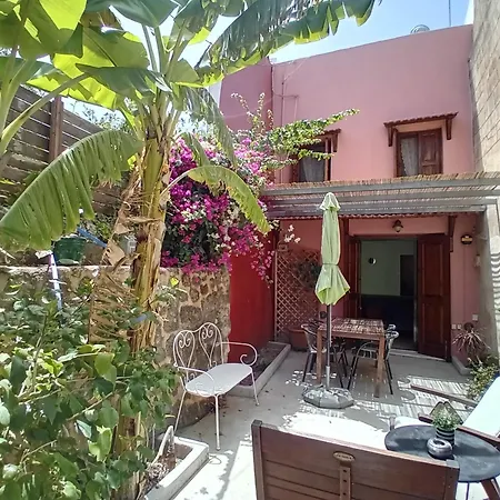 Old Town House With Garden, Fully Equipped & Peaceful Будинок відпочинку