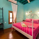 Old Town House With Garden, Fully Equipped & Peaceful Σπίτι διακοπών *