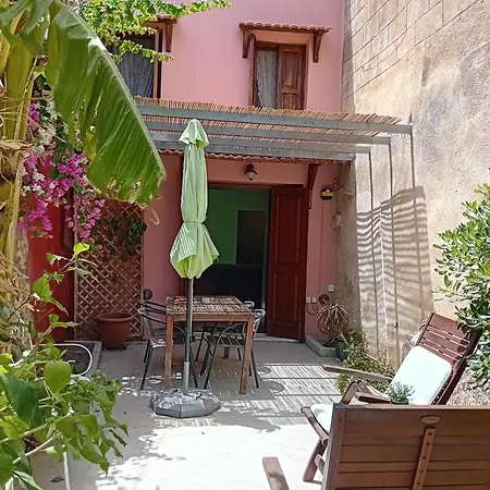 Old Town House With Garden, Fully Equipped & Peaceful Σπίτι διακοπών *