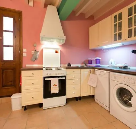 Old Town House With Garden, Fully Equipped & Peaceful Holiday home Rhodes City