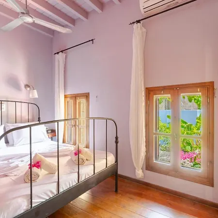 Old Town House With Garden, Fully Equipped & Peaceful *