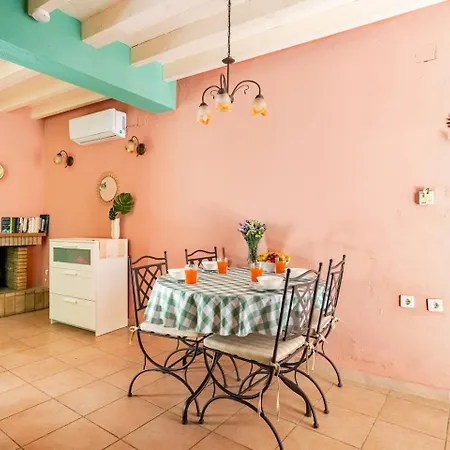 Old Town House With Garden, Fully Equipped & Peaceful *
