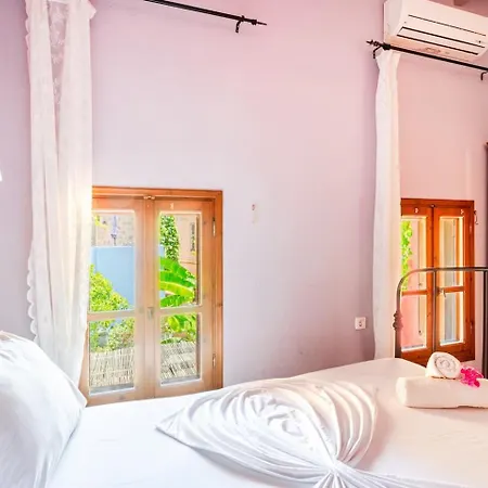Old Town House With Garden, Fully Equipped & Peaceful *