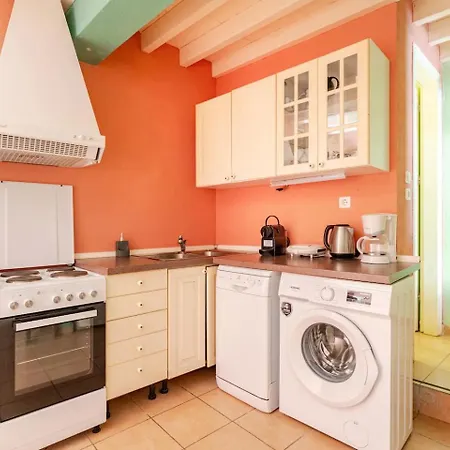 Old Town House With Garden, Fully Equipped & Peaceful Holiday home *