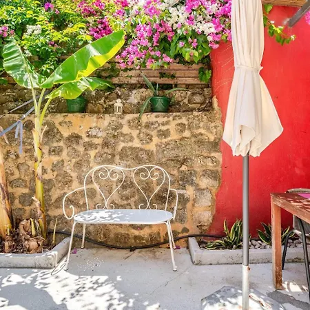 Old Town House With Garden, Fully Equipped & Peaceful Holiday home *