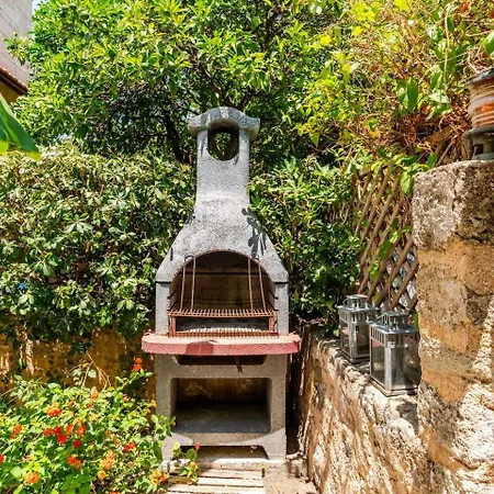 Old Town House With Garden, Fully Equipped & Peaceful Holiday home Rhodes City