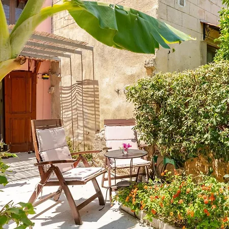 Old Town House With Garden, Fully Equipped & Peaceful Rhodes City