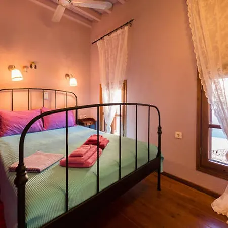 Old Town House With Garden, Fully Equipped & Peaceful Σπίτι διακοπών *