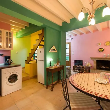 Old Town House With Garden, Fully Equipped & Peaceful Σπίτι διακοπών